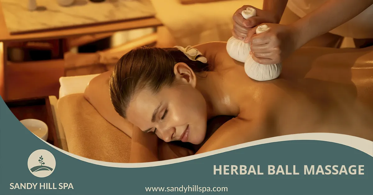 Kräuterstempel-Massage Authentische Kräuterstempel-Massage im Sandy Hill Spa Hoi An